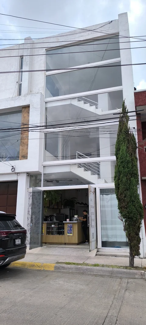 Fachada del edificio sobre Av. Arqueros, con la panadería en planta baja