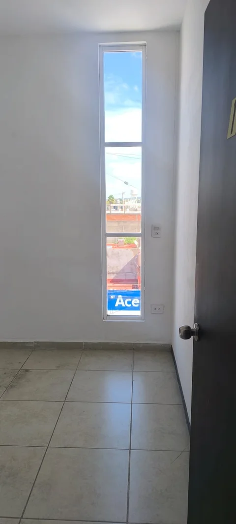 Ventana vertical de la oficina con vista a la calle