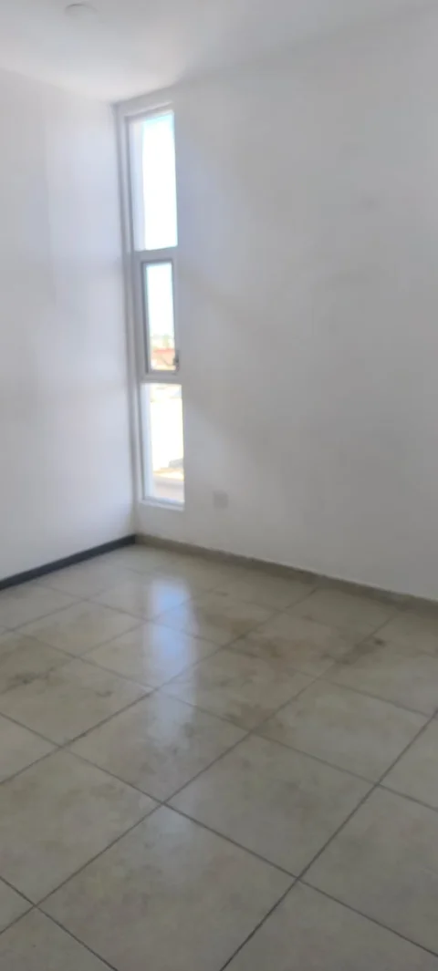 Interior de la oficina, vista hacia la ventana